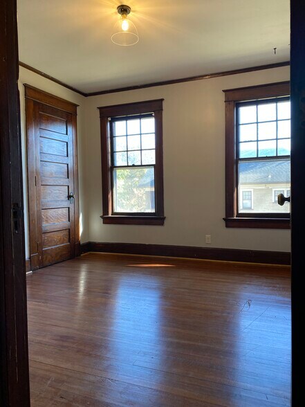 Building Photo - 1003 Maple Ave
