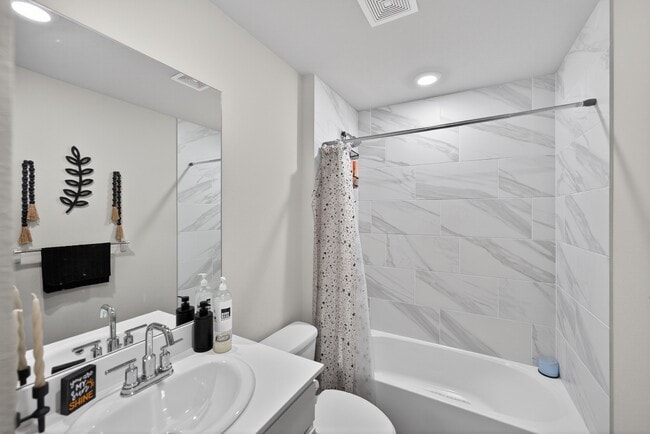 Building Photo - 405 S 85th St