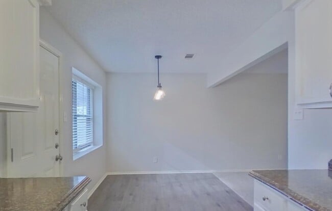 Building Photo - MOVE IN READY