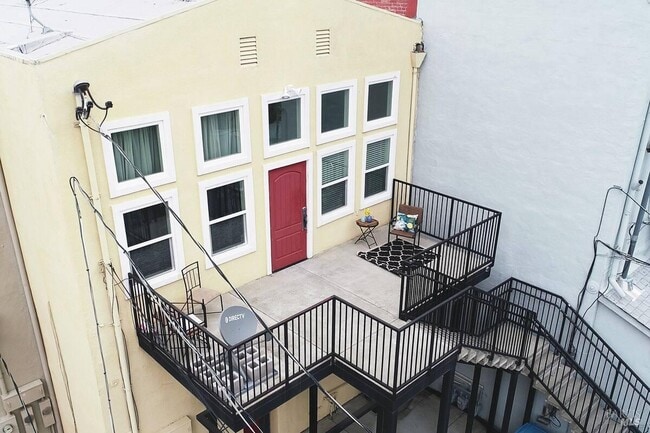 Building Photo - 528 Main St