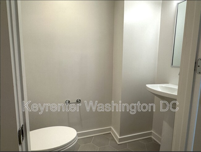Building Photo - 1460 Belmont St NW