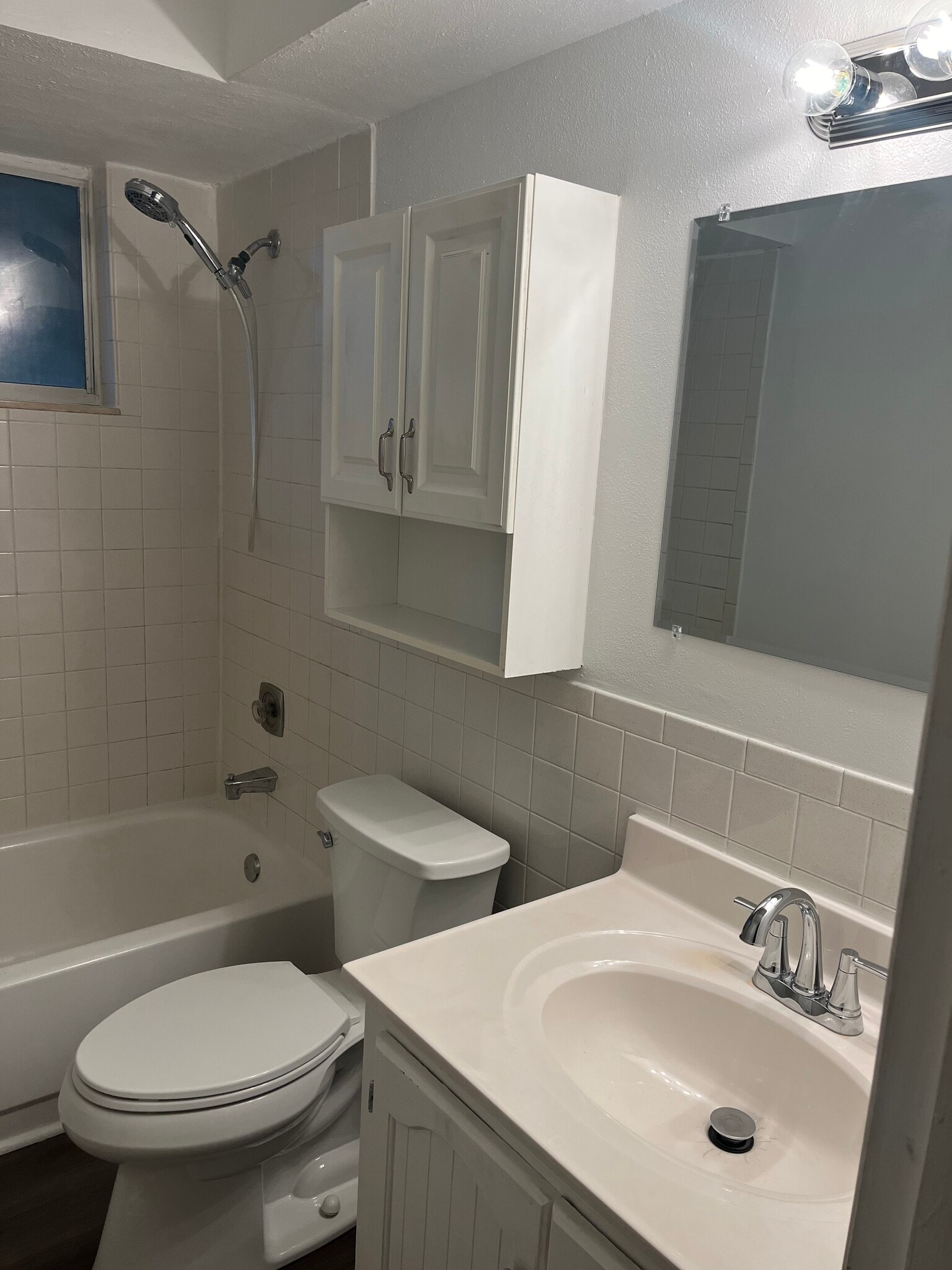Main Bathroom - 3710 Elmcrest Ln