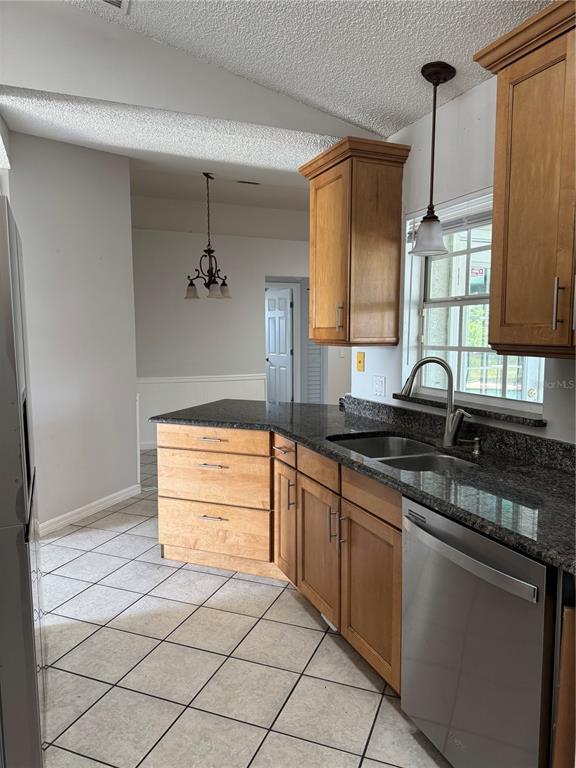 Building Photo - 1560 Bavon Dr