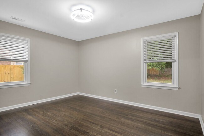Building Photo - 117 Queen Mary Ct