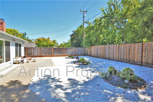 Building Photo - 1074 Highlands Cir