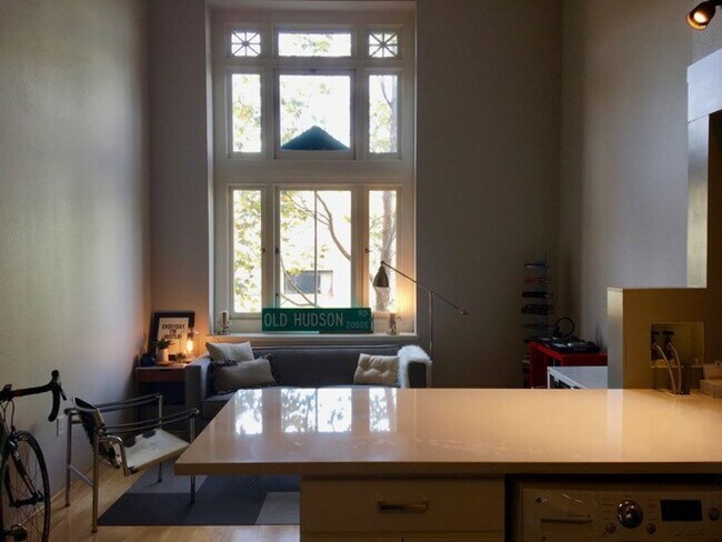 Building Photo - Beautiful sunny loft in Mission/SoMa