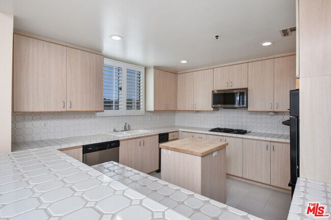 Building Photo - 5350 White Oak Ave