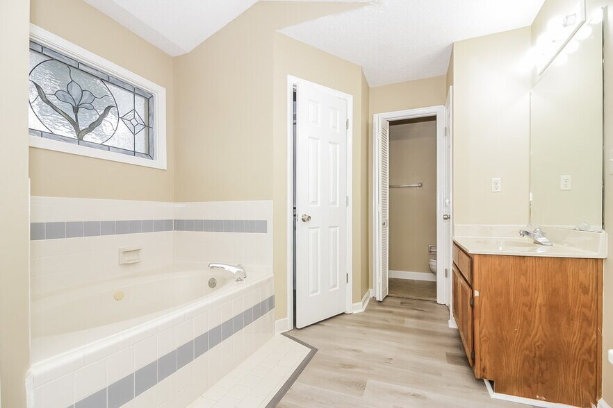 Building Photo - 951 Cully Rd