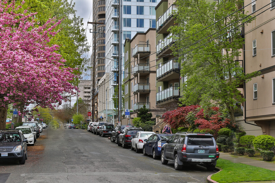 Primary Photo - Charbonneau Apartments