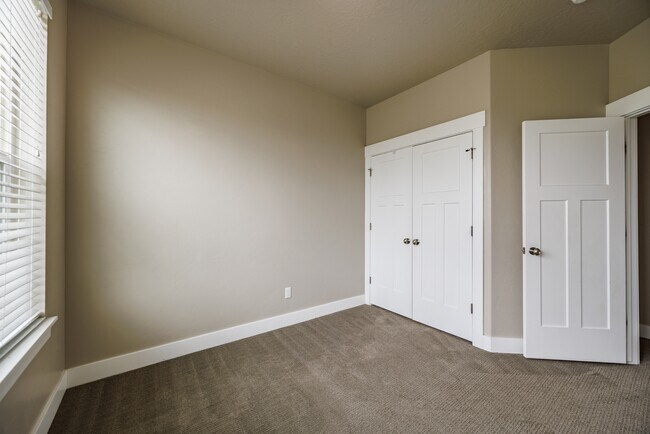 Building Photo - 972 S High Ridge Dr