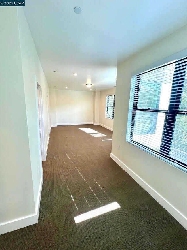 Building Photo - 6 Linda Vista