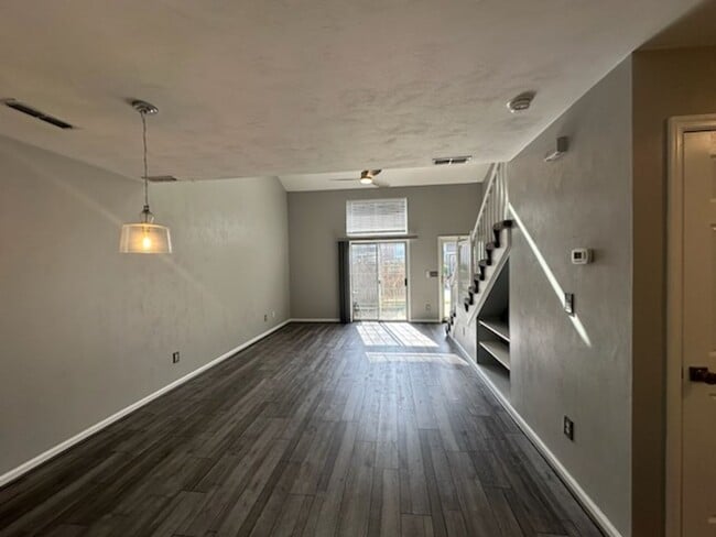 Building Photo - Gorgeous Townhouse in Riverwalk
