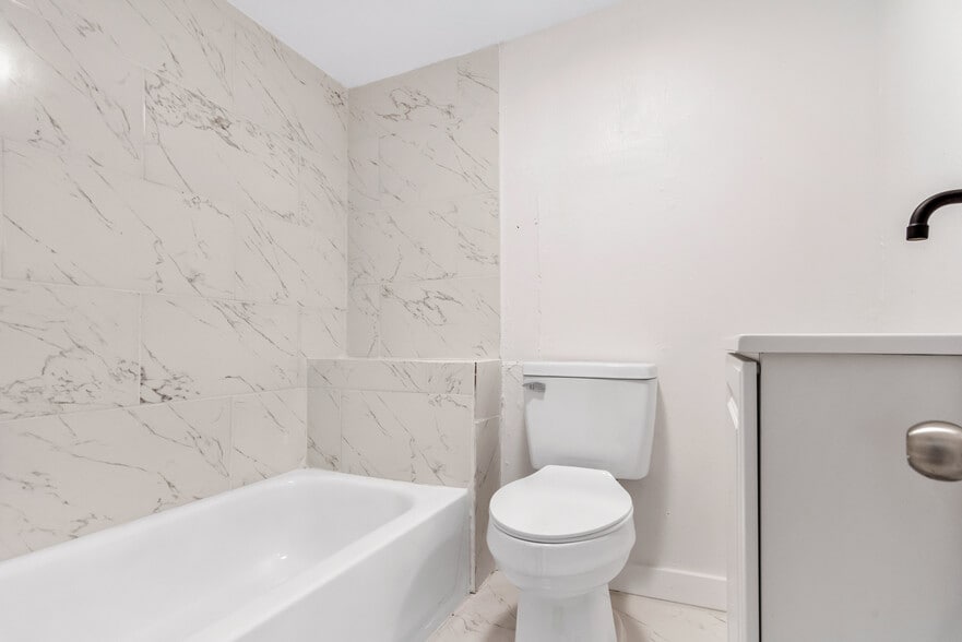 Building Photo - 206 S Elm St