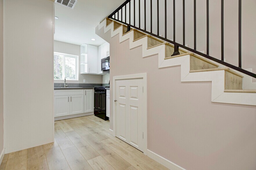 Building Photo - 15557 Wyandotte St