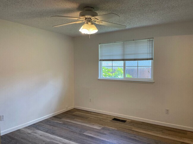Building Photo - Very Nice 3 Bedroom 2 bath Home-Fully fenc...