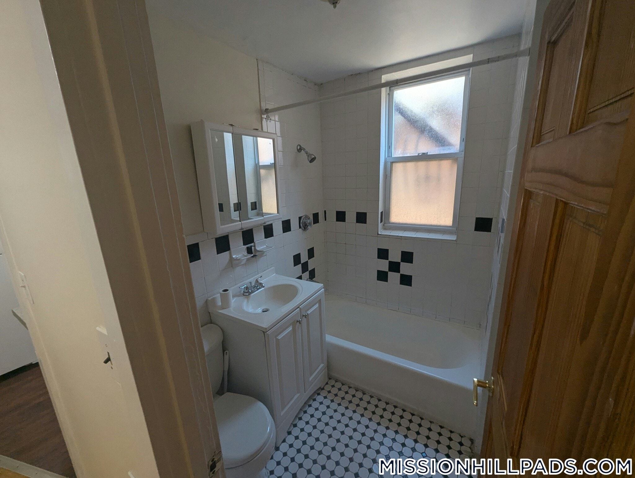 Building Photo - 352 Riverway