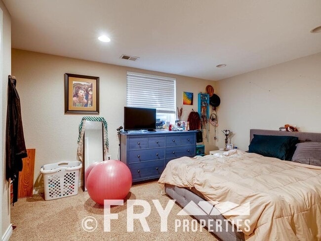 Building Photo - Spacious Updated Berkeley Triplex