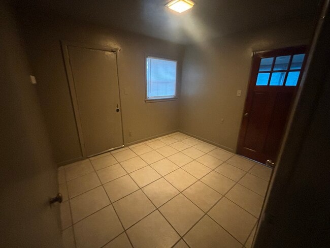 Building Photo - 915 Mapole Ave