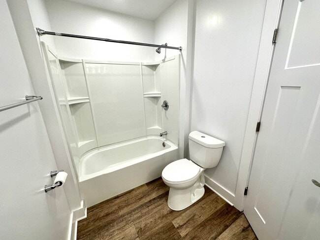 Building Photo - 933 - 320/322 Boggs Avenue