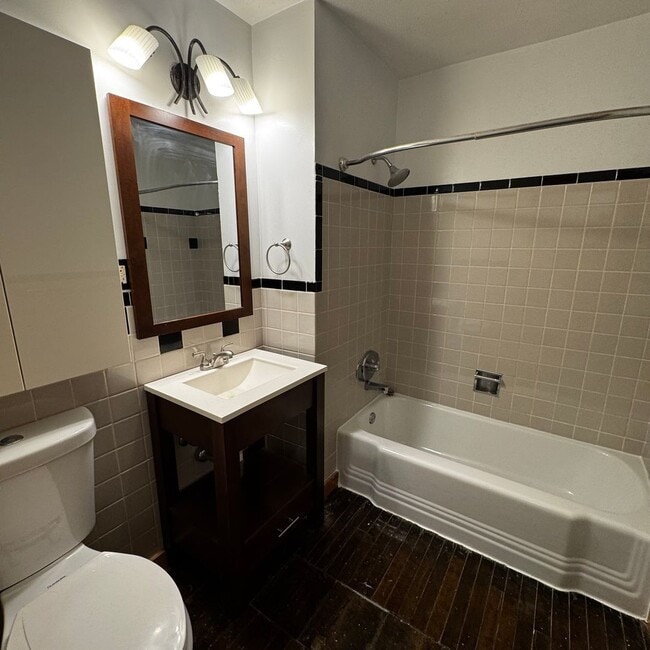 Building Photo - Spectacular industrial style studio, 1 full bath 466 sq ft condo in desirable Downtown St Paul!