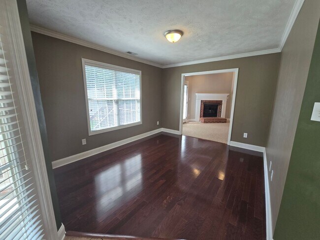 Building Photo - NEW LISTING!!!!!