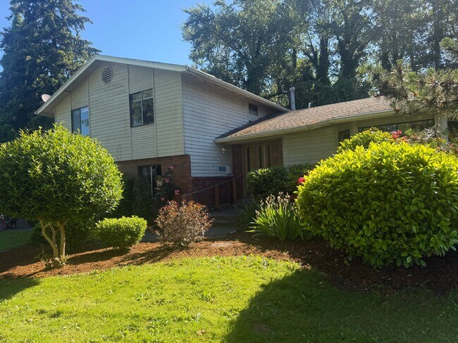 Building Photo - Large Mount Vernon Home on Acreage