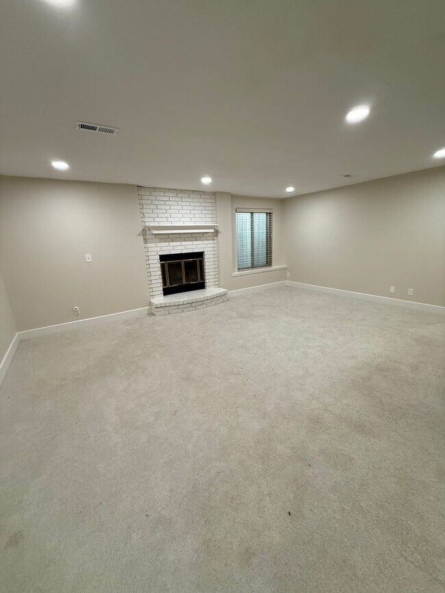 Building Photo - Spacious 3 Bedroom, 2 Bath - Your Derby Ho...