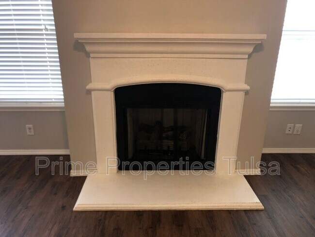 Building Photo - 14763 S Lakewood Ave