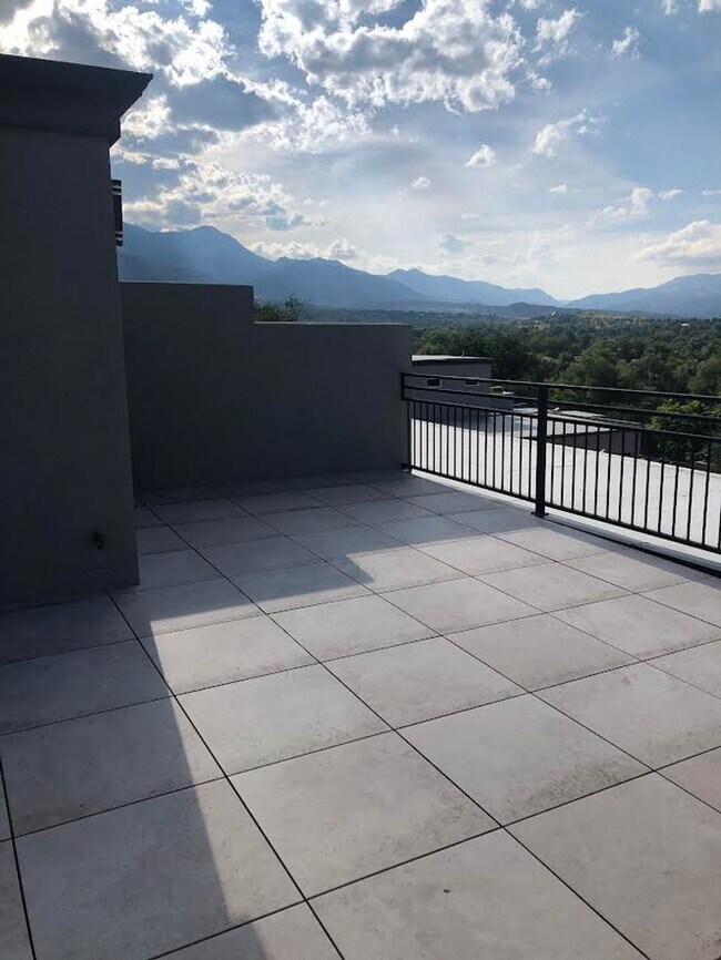 Building Photo - Beautiful 3 Bed, 4 Bath Home, Stunning Views from Rooftop Deck, D-12, close to DT and Military