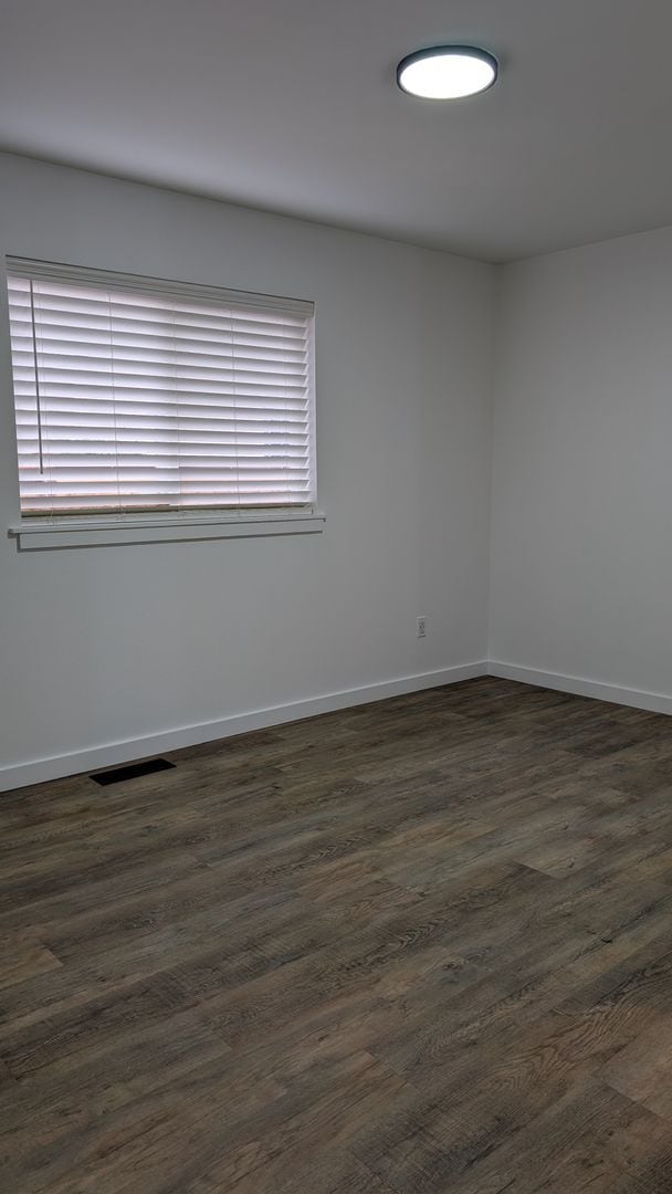 Building Photo - 3 Bedroom Charmer