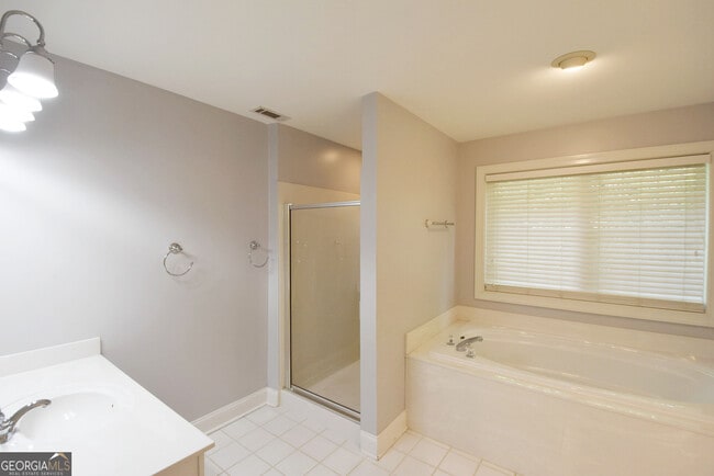 Building Photo - 204 Lenox Dr