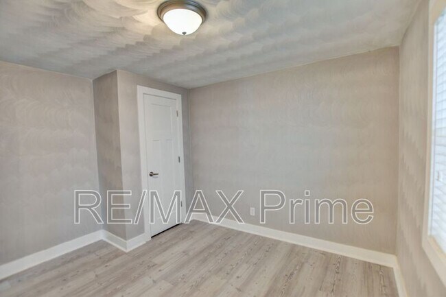 Building Photo - 7304 Major Ave