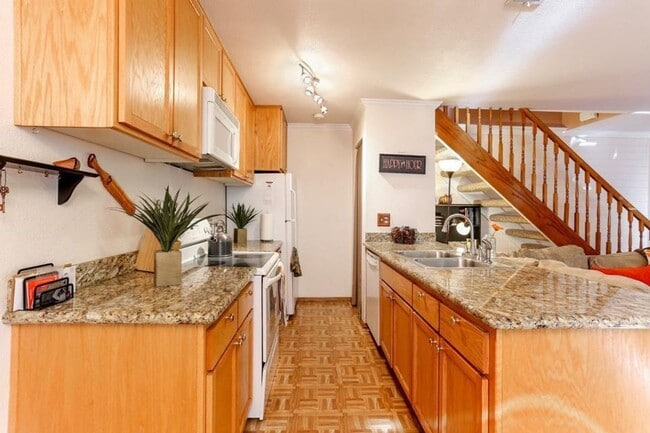 Building Photo - Madison Villa Condo Available July 1st