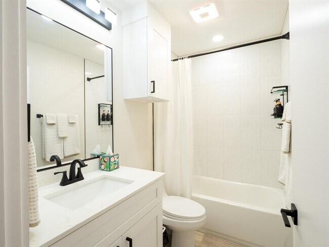 Building Photo - 8314 Bowling Green Dr