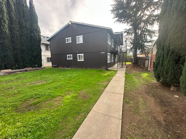 Building Photo - 1948 Country Club Ct