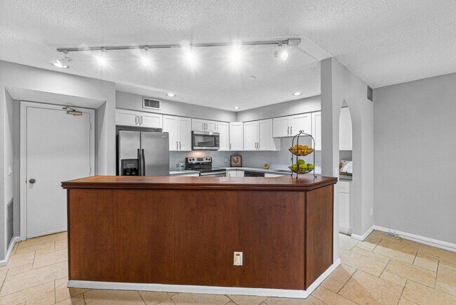 Building Photo - 5540 Coach House Cir