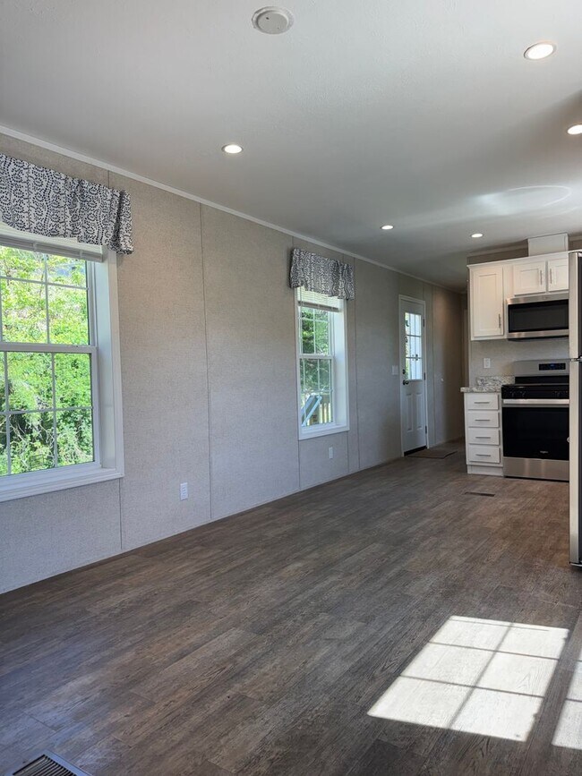 Building Photo - 465 Royal Manor Rd