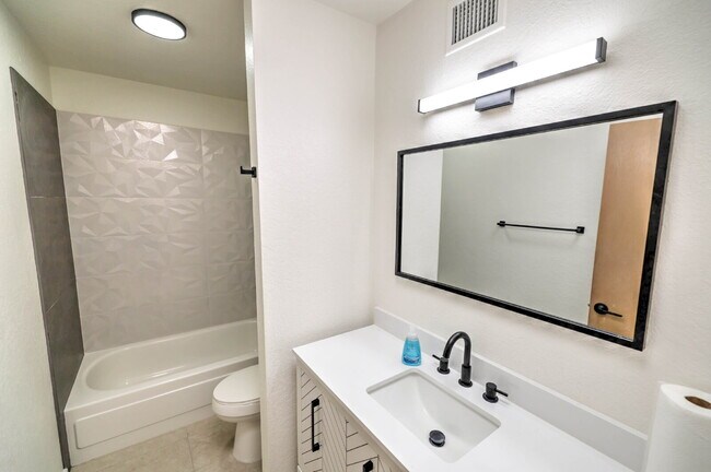 Building Photo - "Charming 2-Bed, 2-Bath Townhouse Retreat in Tucson – Spacious 1176 Sq Ft Living!"