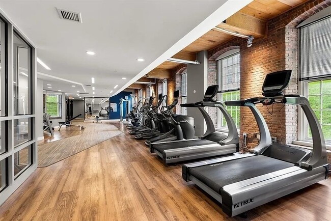 Building Photo - 130 John St