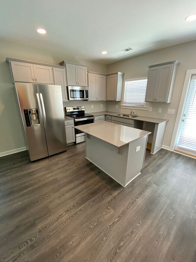 Building Photo - Home in Brookwood... Available to View Now!!!