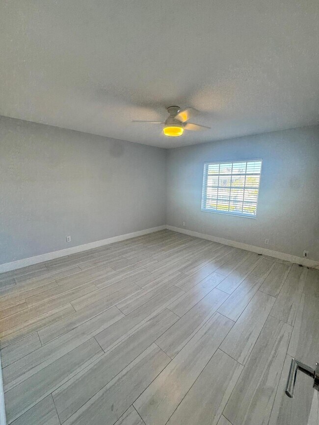 Building Photo - 6521 Bay Club Dr