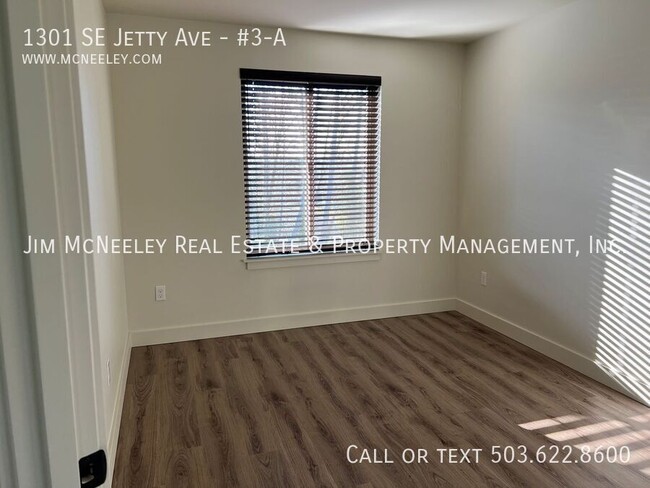 Building Photo - Third level 2 bed/ 1 bath w/ 1 Assigned Pa...