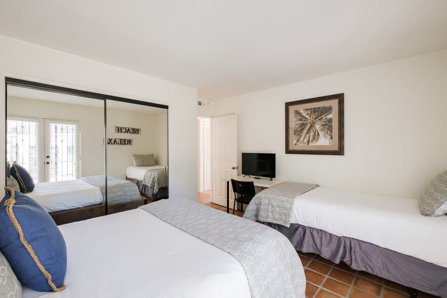 Building Photo - 732 Jersey Ct