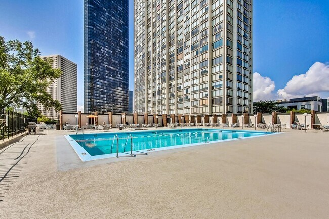 Building Photo - 5455 N Sheridan Rd