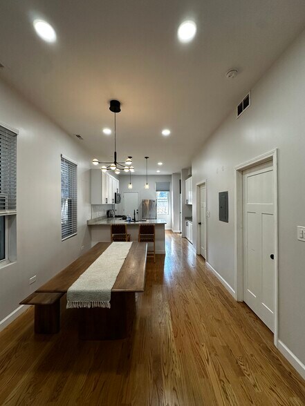 Living Room/Dinning - 1908 S May St