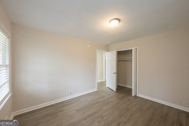 Building Photo - 2058 River Rd