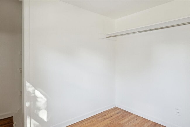 Building Photo - Redford - 3 Bedroom - $1,400/month