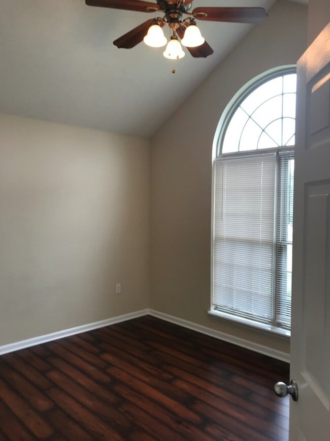 Building Photo - All Brick 4 bedroom, 2 Bath Home