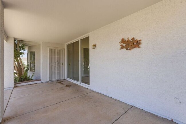 Building Photo - 4 Bed 2 Bath House with a pool!