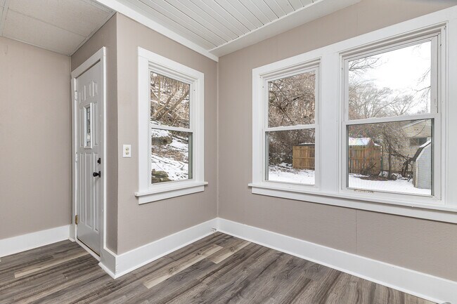 Building Photo - 910 W Locust St